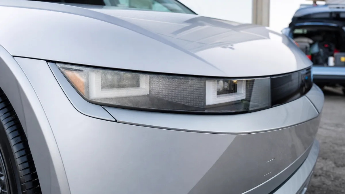 Phares avant à LED de la Hyundai Ioniq 5 avec légère opacification visible sur la lentille en polycarbonate