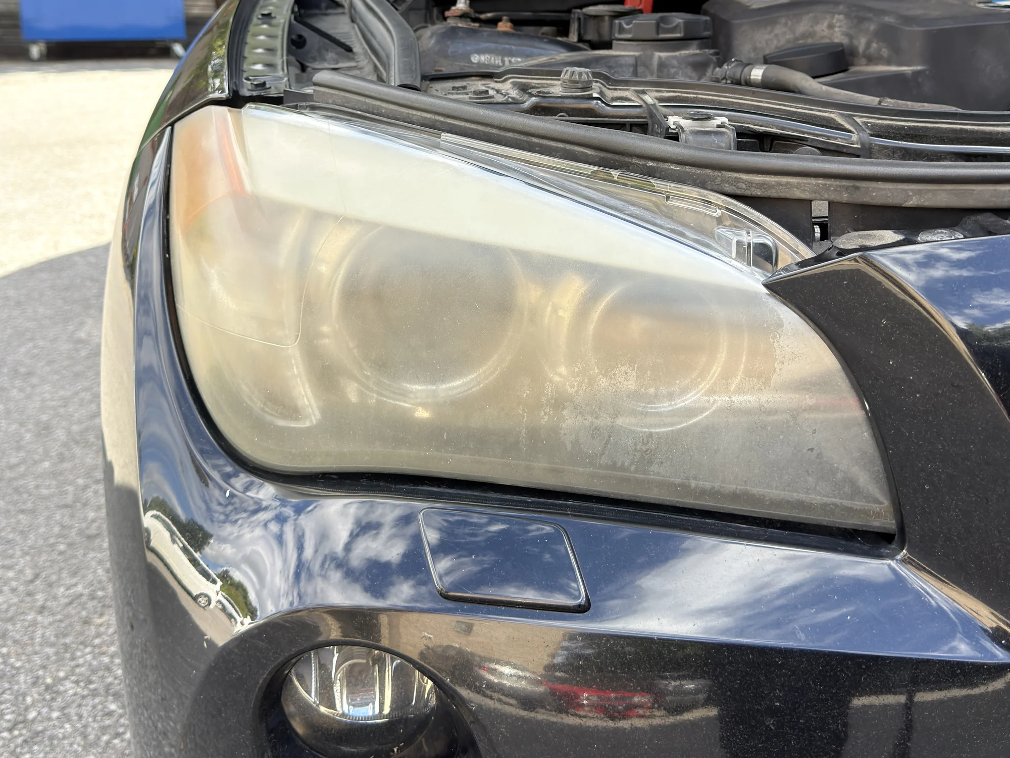 Phare de BMW X1 opaque et jauni avant restauration
