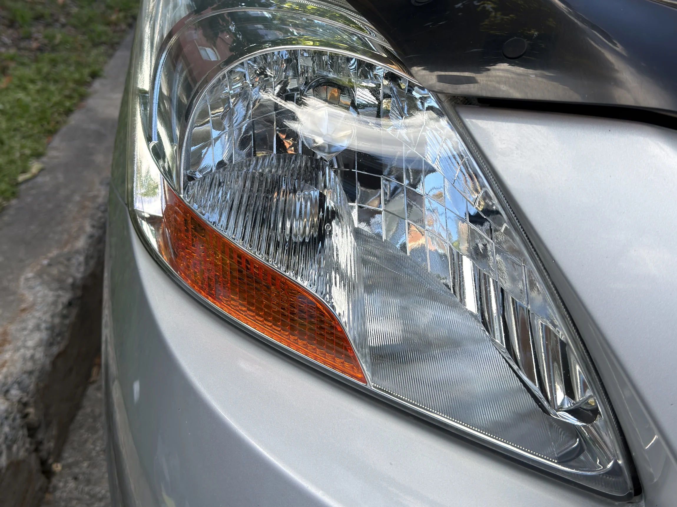 Phare de Toyota Yaris après restauration — clair et brillant