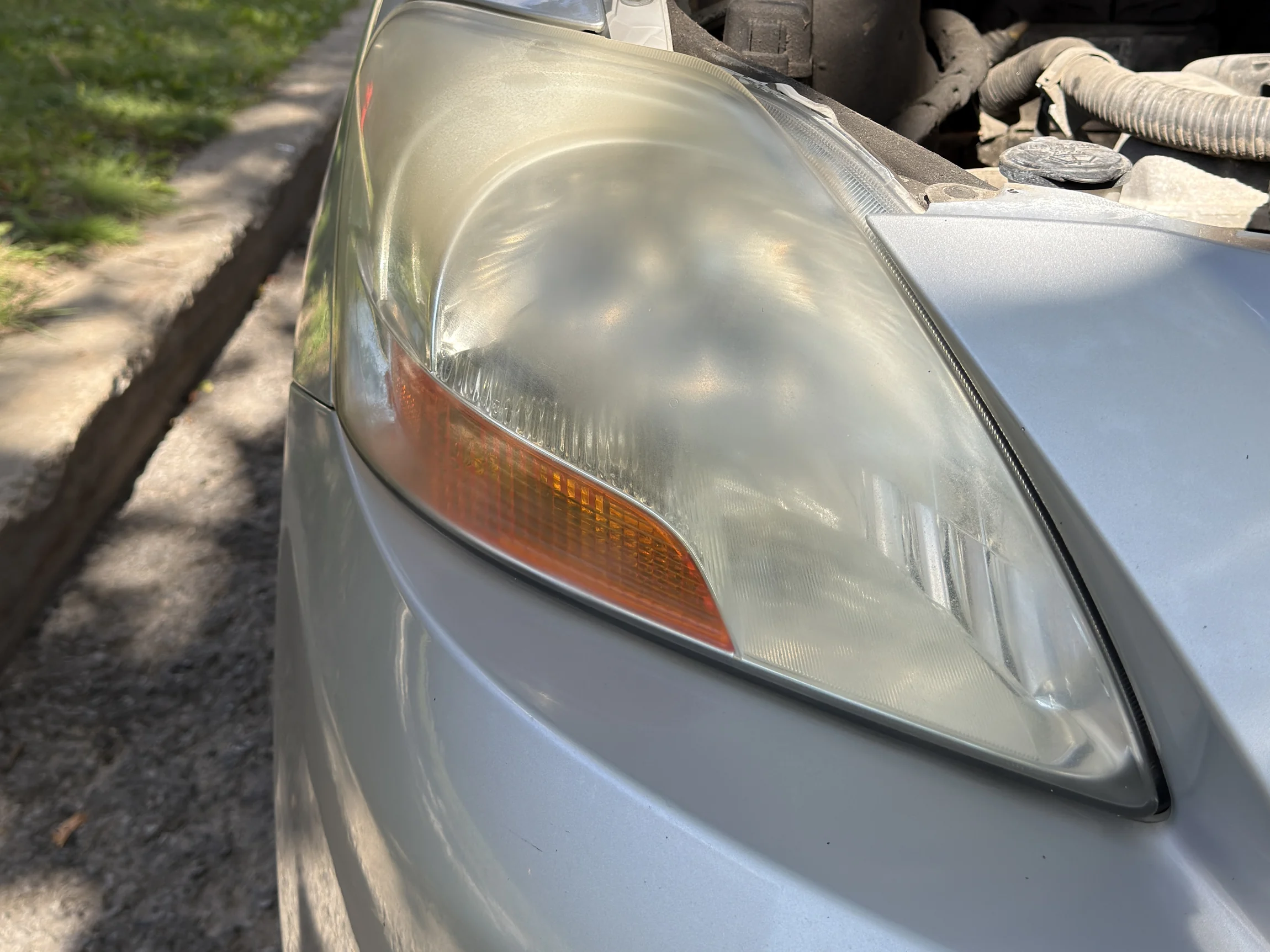 Phare de Toyota Yaris avant restauration — opaque et jauni
